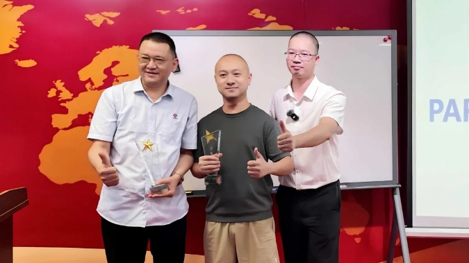 冯景宏老师与优秀学习代表合影.png